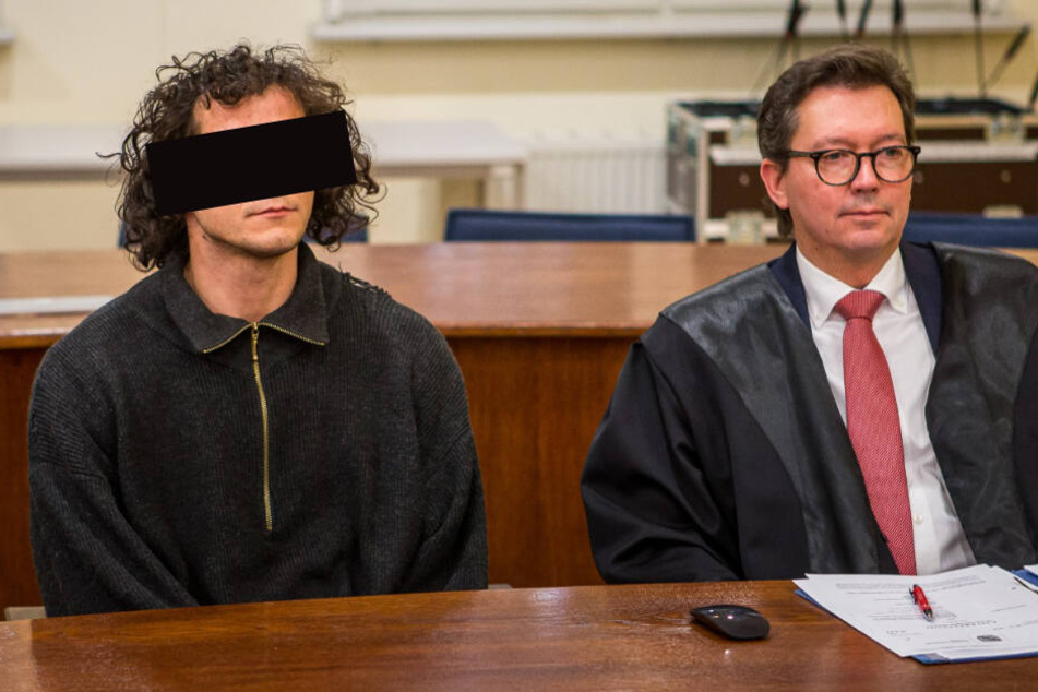 Satpal A. (27, l., neben Verteidiger Andreas Meschkat) stand am Mittwoch wegen des tätlichen Angriffs auf einen Polizisten vor dem Amtsgericht Leipzig.
