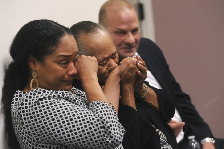Shirley Baker (M), die Schwester von O.J. Simpson, Tochter Arnelle Simpson (l) und Freund Tom Scotto reagierten erleichtert.