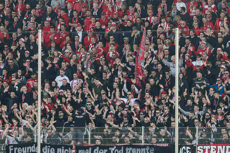 Wiedermal benahmen sich Fans des HFC in Sachsen daneben und verwüsteten Toiletten.