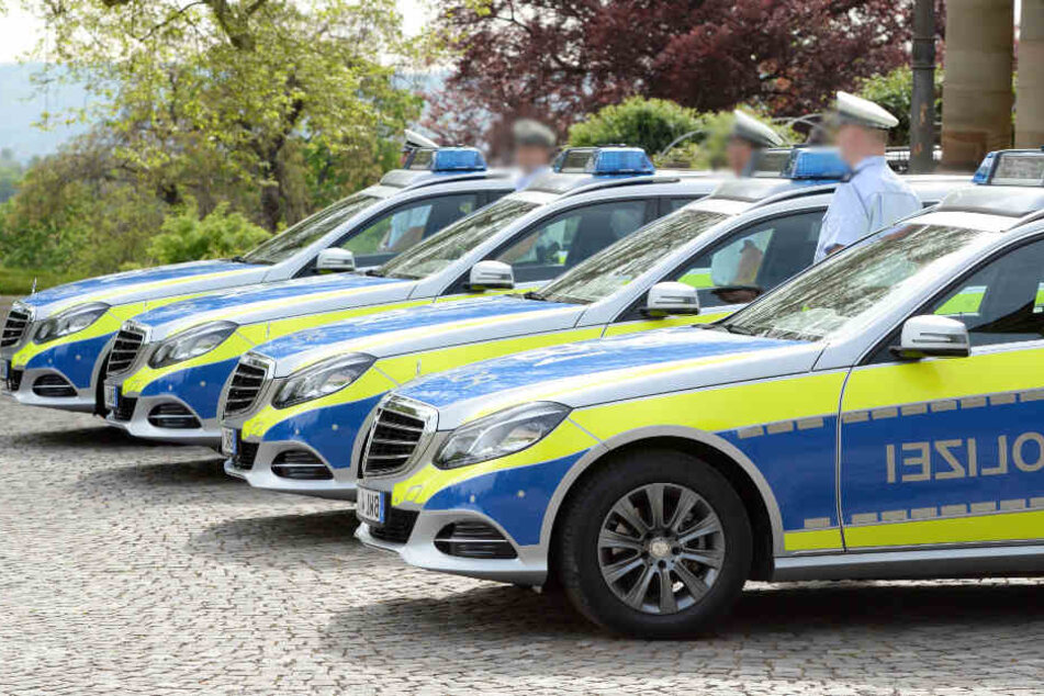 Gleich zehn Streifenwagen fahren zum Einsatzort in Pforzheim.