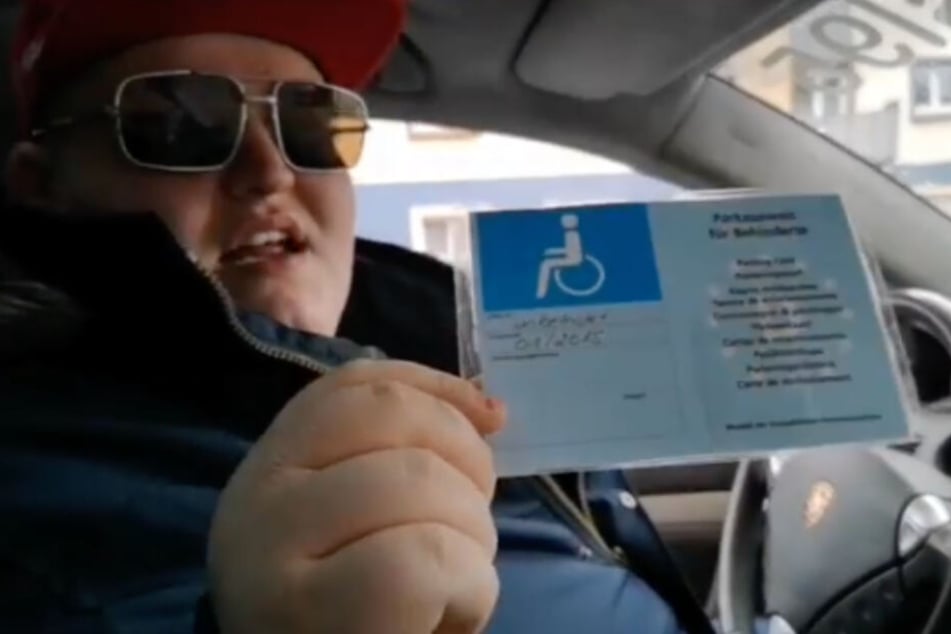 Zunächst mal zeigt Exsl einen Behindertenausweis vor: "Ich darf das, Alter. Ich bin behindert!" (Screenshot)