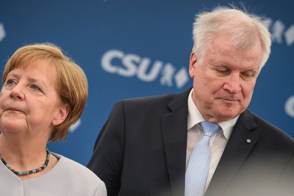 Die Stimmung ist mal wieder angeschlagen (Seehofer rechts/ Merkel links)