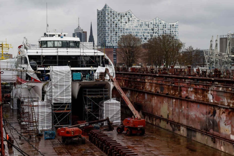Der Katamaran "Halunder Jet" liegt im Dock der Hamburger Norderwerft.