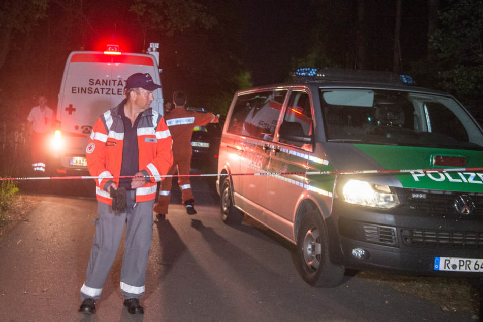 Einsatzkräfte waren zahlreich vor Ort, um die Tat aufzuklären.