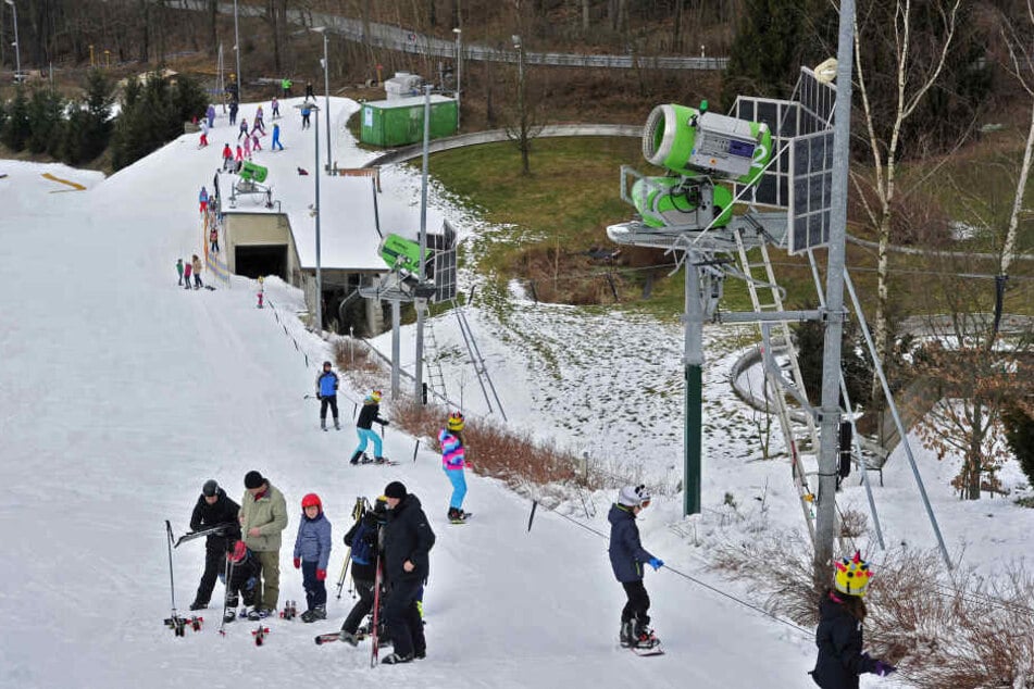 Man muss immer auf der präparierten Piste bleiben. Kommt man von der ab, steht man mit den Skiern in der Wiese.