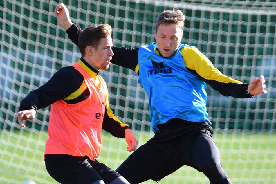 Jannik Müller in einem Trainings-Zweikampf mit Kapitän Marco Hartmann (rechts).