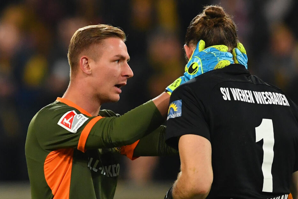 Sofort nach dem Böllerwurf erkundigte sich Dynamos Schlussmann Kevin Broll (l.) nach dem Befinden seines Wiesbadener Kollegens Lukas Watkowiak.