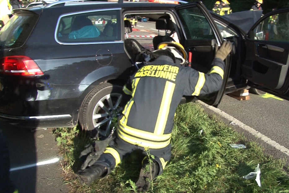 Ein Feuerwehrmann untersucht das Unfallfahrzeug.