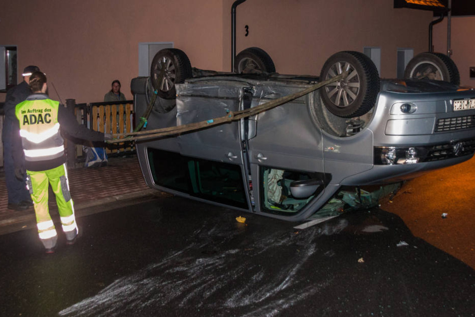 Der VW-Bus ist in der August-Bebel-Straße auf dem Dach liegen geblieben.