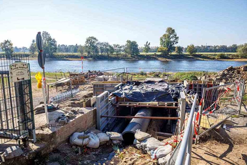 So sieht es unterm Elberadweg aus. Bei den Arbeiten verlegt die DREWAG Strom- und Fernmeldeleitungen.
