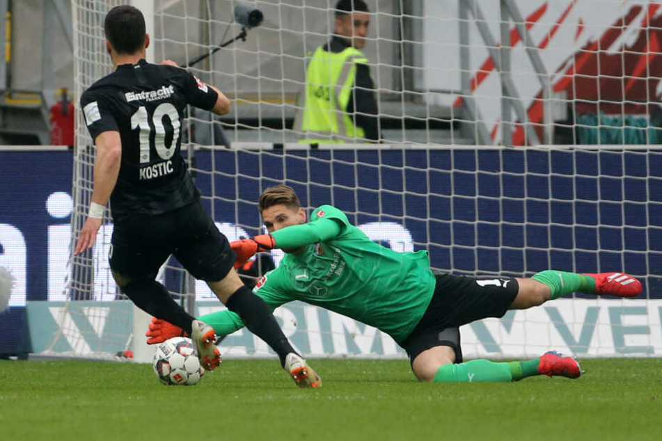 Das war knapp! VfB-Keeper Ron-Robert Zieler (am Boden) ist einen Tick schneller als Eintracht-Flügelflitzer Filip Kostic am Ball.