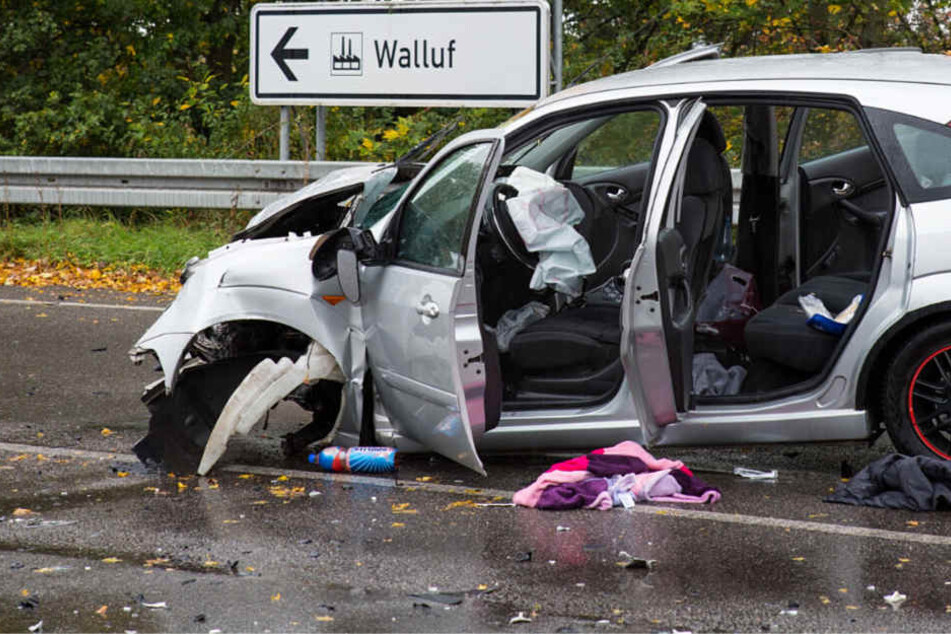 Der Ford Focus wurde bei dem Frontalzusammenstoß stark beschädigt.