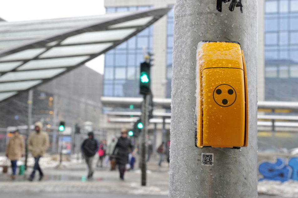 Bis
Ende Januar sollen einige Geräte - wie hier an der Zentralhaltestelle - auf
24-Stunden-Betrieb umgestellt werden.