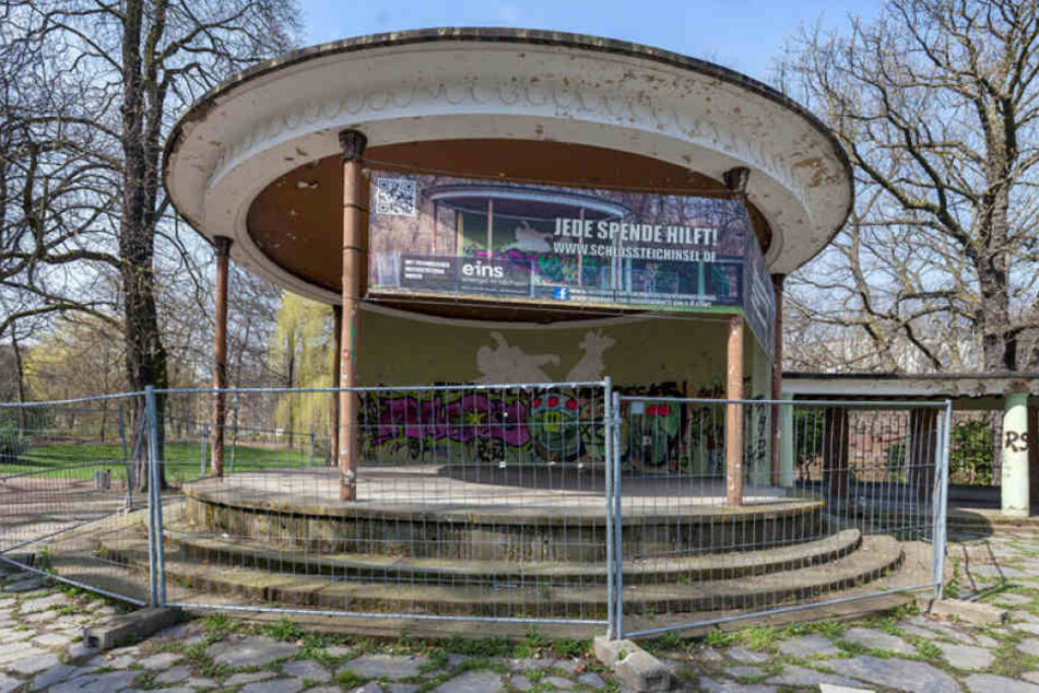 Offenbar wird der Musikpavillon am Schloßteich noch im zweiten Halbjahr 2017 saniert.