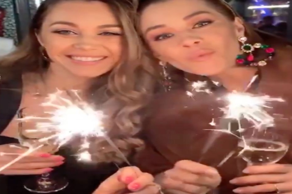 Oana Nechiti (r) mit Sekt und Wunderkerzen.