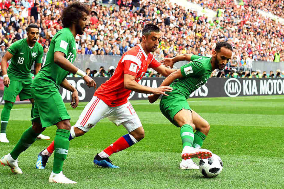 Der Russe Alexander Samedov (m.) im Duell mit Abdullah Atif (r.). Yasir Al-Shahrani (vorne) und Salem Al-Dawsari (hinten-links) schauen gebannt zu.