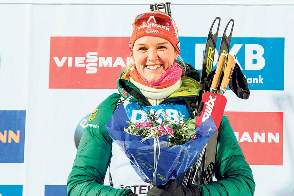 Blümchen für die Siegerin: Denise Herrmann konnte es sichtlich kaum fassen. Freitag sprintete die Oberwiesenthalerin in Östersund zu Platz 1.