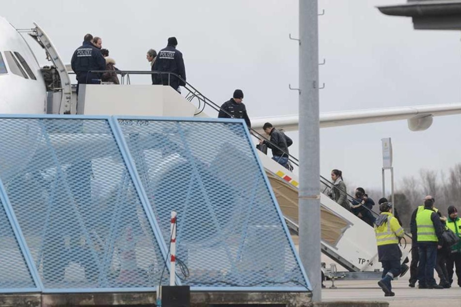 Eine Sammelabschiebung von Flüchtlingen. Werden sie aber einzeln in normalen Flügen abgeschoben, weigern sich die Piloten oft, sie mitzunehmen.