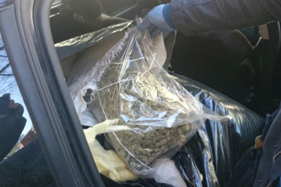 Ein Polizei zeigt einen sichergestellten Beutel mit kiloweise Marihuana.