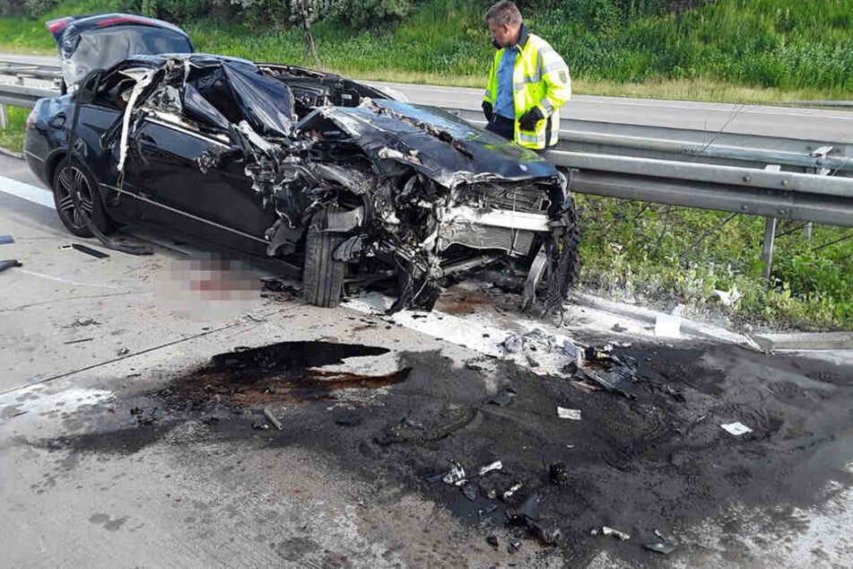 Der Mercedes erlitt Totalschaden.