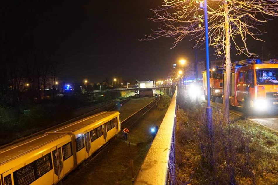 Rettungskräfte stehen am Unfallort und versorgen den Schwerverletzten.