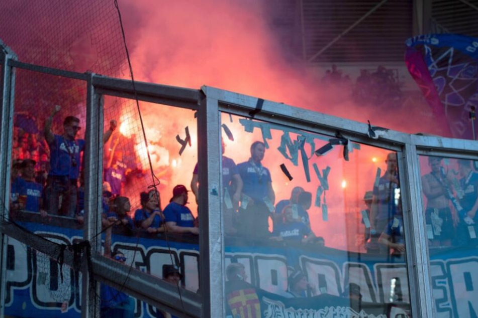 Nach dem Spiel gegen Dynamo Dresden brannten die Fans Pyro-Feuer ab.