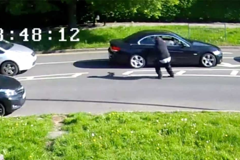In dieser Szene schießt der Angreifer auf die BMW-Faherin.