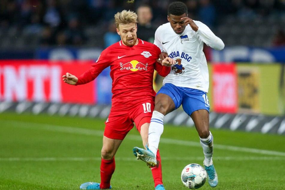 Emil Forsberg (l) und Javairo Dilrosun (r) kämpfen um den Ball.