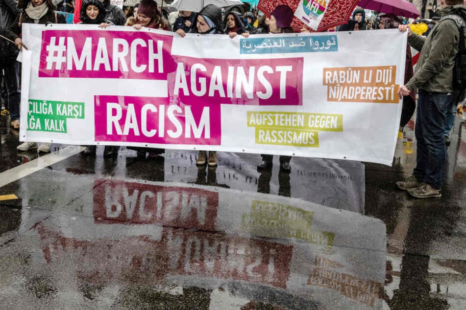 Demonstranten stehen mit einem Transparent am Start der Demonstration "Gemeinsam gegen Rassismus und Faschismus".
