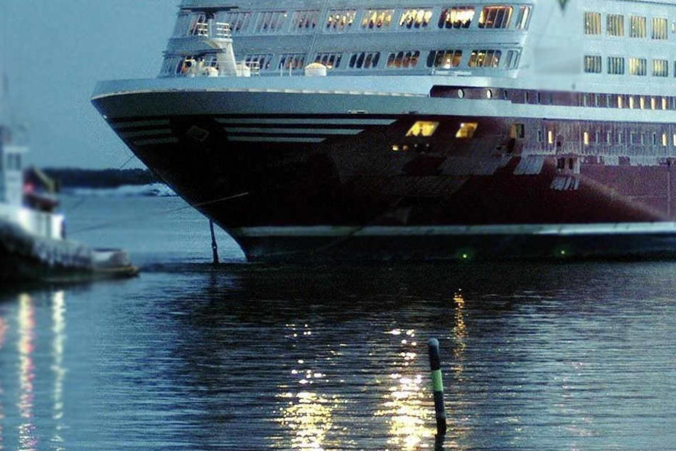 Ein Iraker durfte Freitagabend an Bord einer Fähre zum griechischen Festland nach Piräus fahren - jedoch mit blindem Passagier im Koffer..