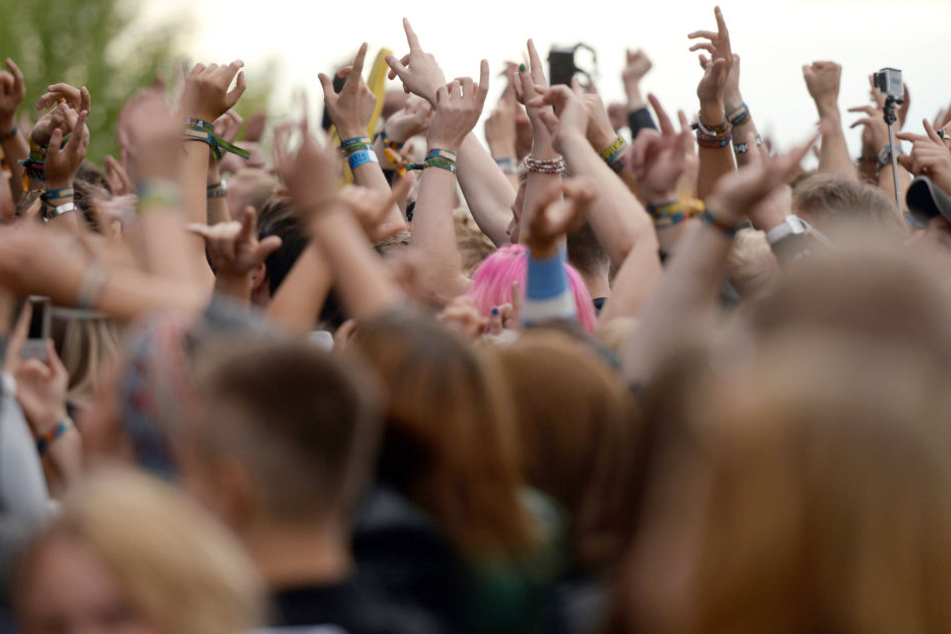 Der 31-Jährige war nicht mehr ansprechbar und lag komplett nackt auf einer Festival-Toilette. (Symbolbild)