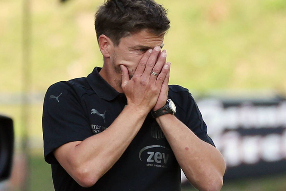 Torsten Ziegner schlägt die Hände vors Gesicht. Der Trainer macht mit dem FSV eine schwere Zeit durch.