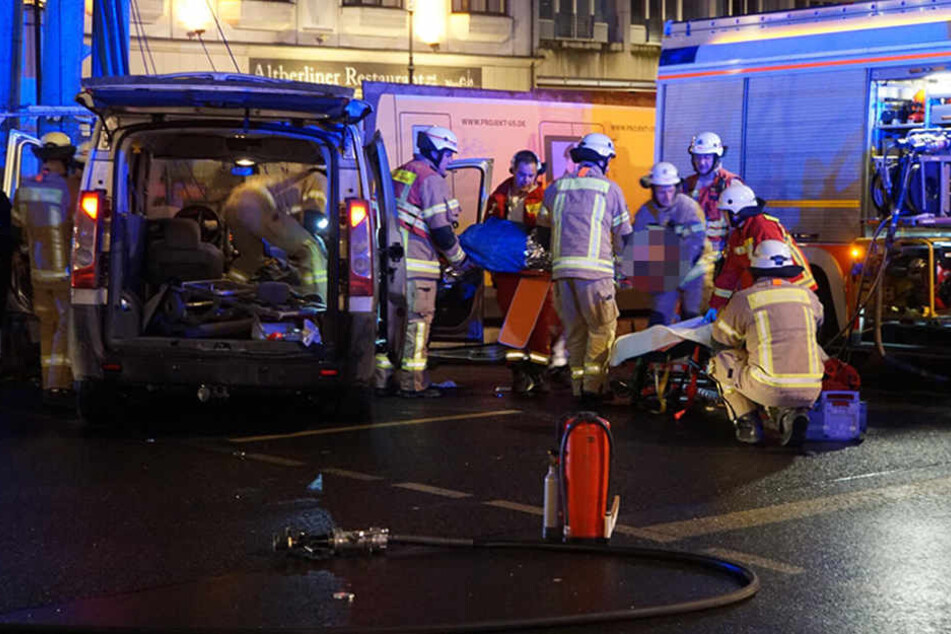 Die Rettungskräfte schnitten den Mann aus seinem Auto und versorgten in medizinisch.