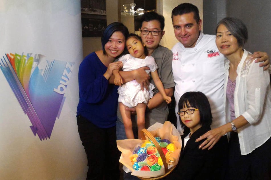 Leah Choy (7, Mitte unten) sammelt mit selbstgebackenen Cupcakes Geld für ihre kranke Schwester.