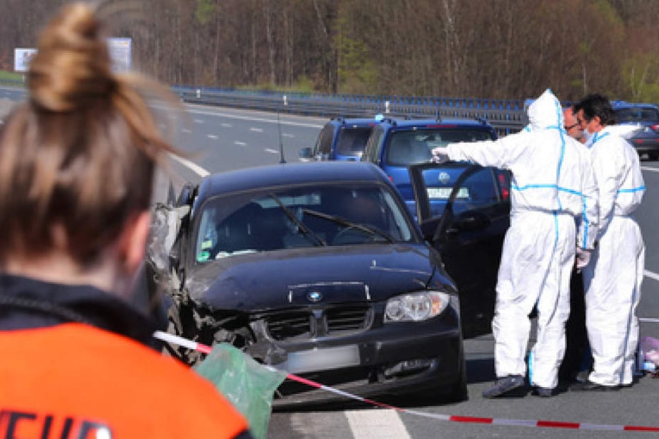 Die Spurensicherung sucht das Unfallfahrzeug komplett ab.