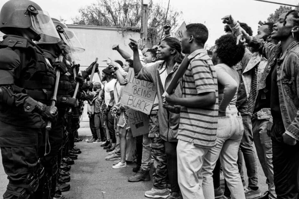 Die Unruhen und Proteste der Afroamerikaner gegen die Polizeigewalt nehmen nach dieser Tat zu.