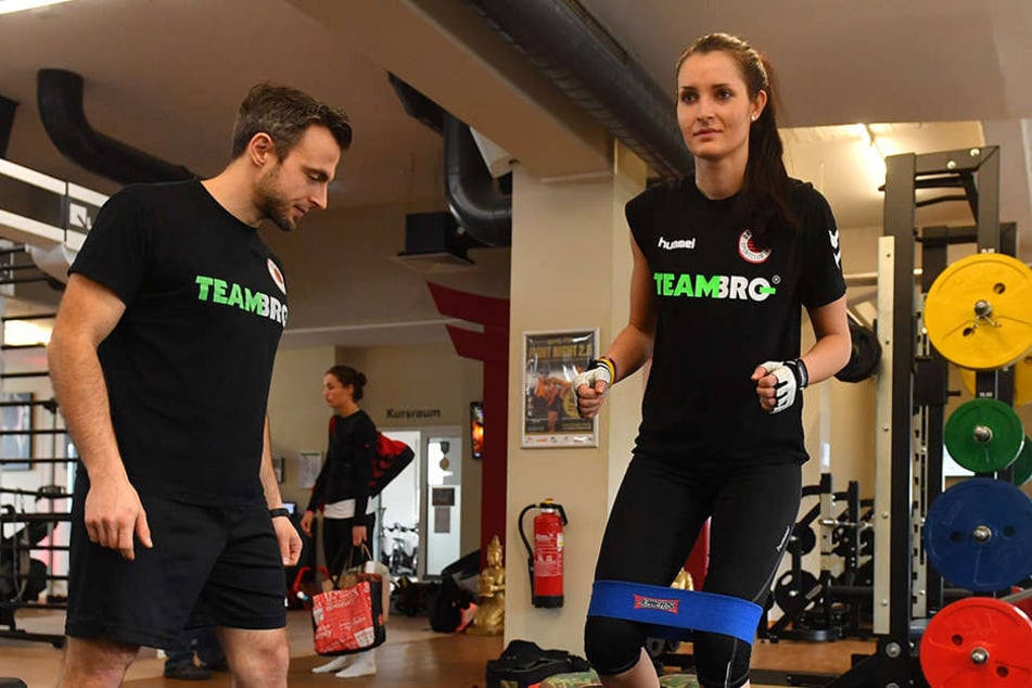 Mit Athletiktrainer Mirco Theurer an ihrem Comeback. Auch als die DSC-Girls nach der Hauptrunde drei Tage frei hatten, zog Eva durch.