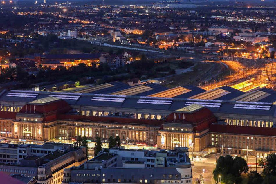 Am Leipziger Hauptbahnhof versammelten sich Samstagnacht rund 100 Menschen, um gegen den Krieg in Syrien zu protestieren. (Archivbild)