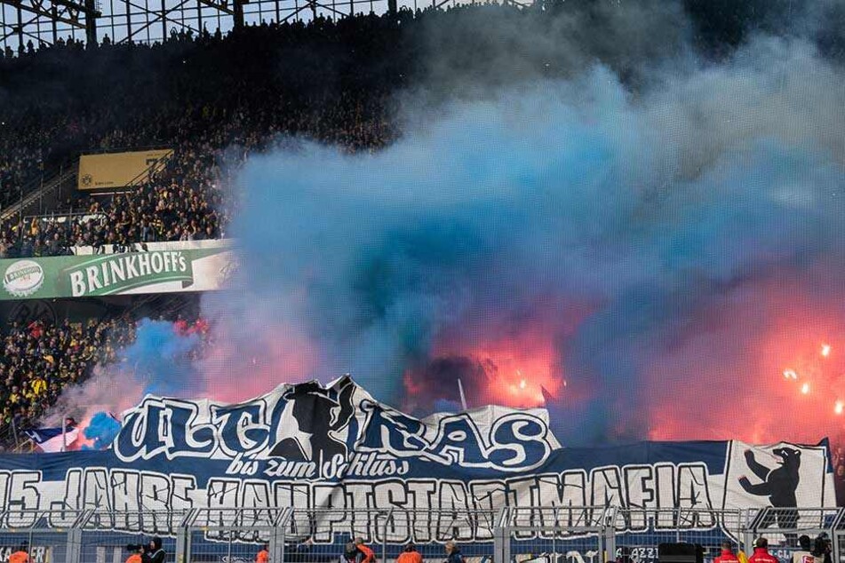 Die Polizei hatte dieses Banner der Hauptstadtmafia abgenommen, woraufhin die Hertha-Ultras es versuchten zu verteidigen und zurückzuholen.