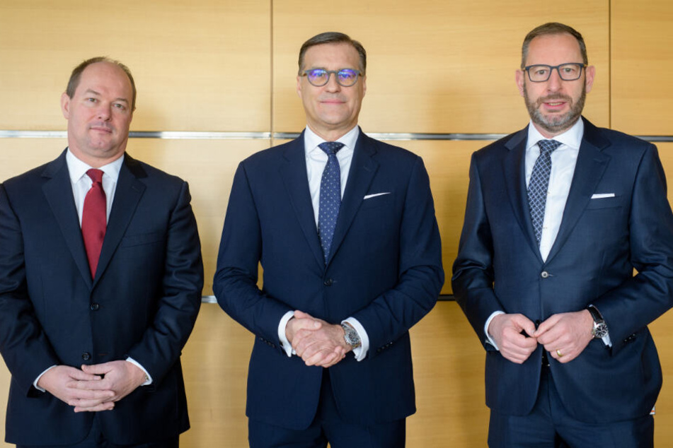 Ingo Bank (l-r), Chief Financial Officer (CFO) von Osram, Olaf Berlien, Chief Executive Officer (CEO) von Osram, und Stefan Kampmann, Chief Technical Officer (CTO) von Osram.