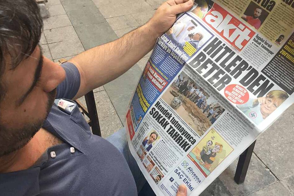 Wahnsinn: Die Schlagzeile der türkischen Zeitung "Yeni Akit" lautet am 25. Juli "Schlimmer als Hitler". Dazu zeigt das Blatt ein Foto von Bundeskanzlerin Merkel (63) mit Hakenkreuz.