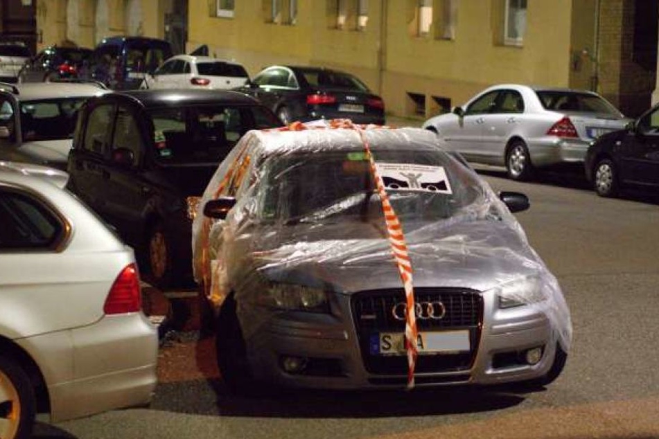 Einer der Aktivisten gegen Falschparker in Stuttgart hat ein falsch geparktes Auto in Folie eingepackt. (Archivbild)