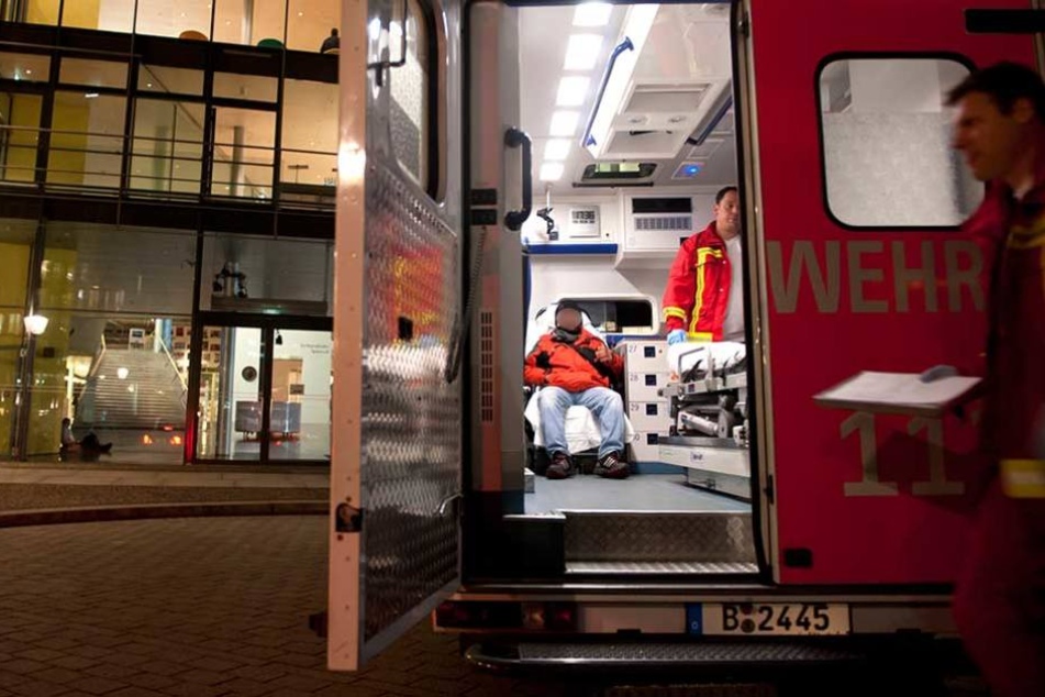 Der verletzte Mann musste zur stationären Behandlung ins Krankenhaus gebracht werden (Symbolbild.