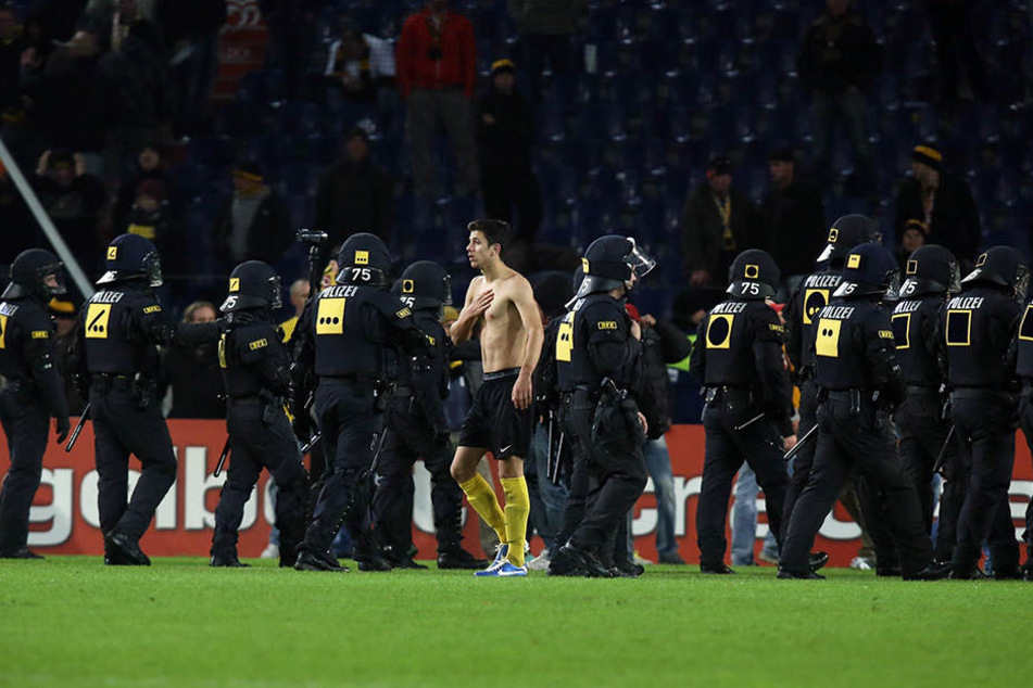 Die Polizei drängte die Chaoten beim Pokalspiel bei Hannover 96 im Oktober 2012 zurück.