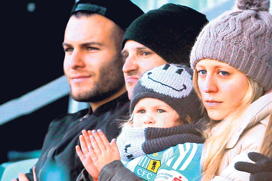 Aufmerksame Zuschauer (v. l.): CFC-Neuzugang Berkay Dabanli und Anton Fink mit seiner Frau Jasmin.