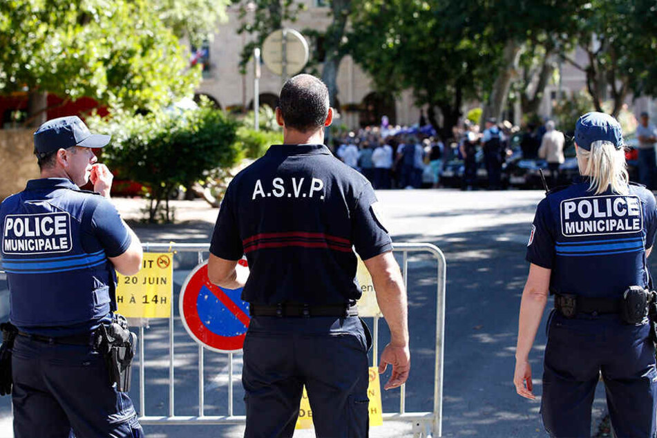 Polizisten bewachen am 20. Juni 2016 in Pezenas die Gedenkveranstaltung für den erschossenen Polizisten Jean-Baptiste Salvaing und seine Lebensgefährtin Jessica Schneider.