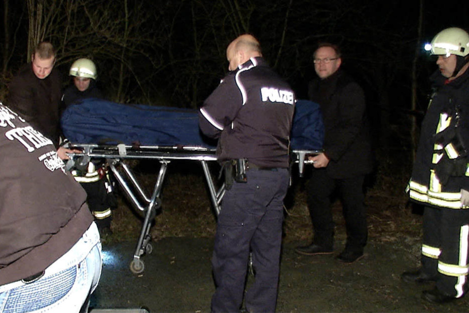 Einsatzkräfte der Feuerwehr Deuten bargen die Leiche des 72-jährigen aus der Pleiße.