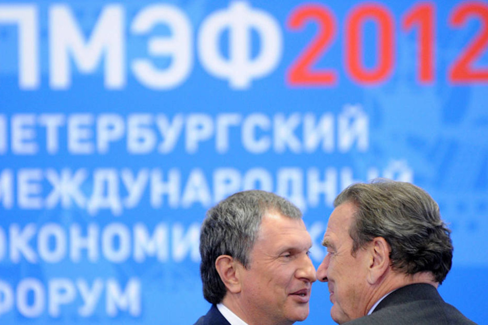 Schröder mit dem Vorstandsvorsitzenden des russischen Ölkonzerns Rosneft, Igor Setschin, 2012 in St. Petersburg.