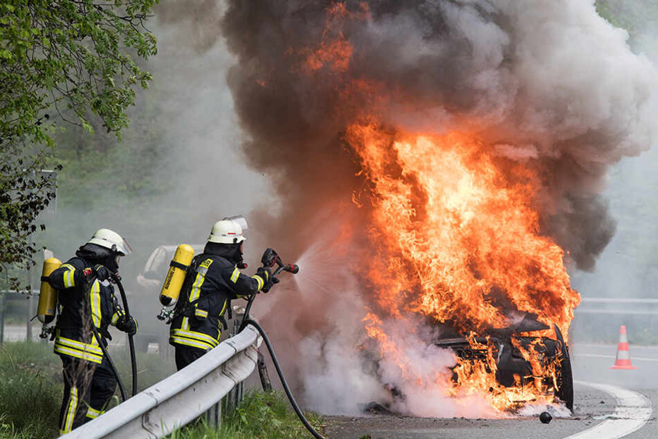 Auf der A38 sorgte ein brennendes Auto für Verkehrseinschränkungen. (Symbolbild)