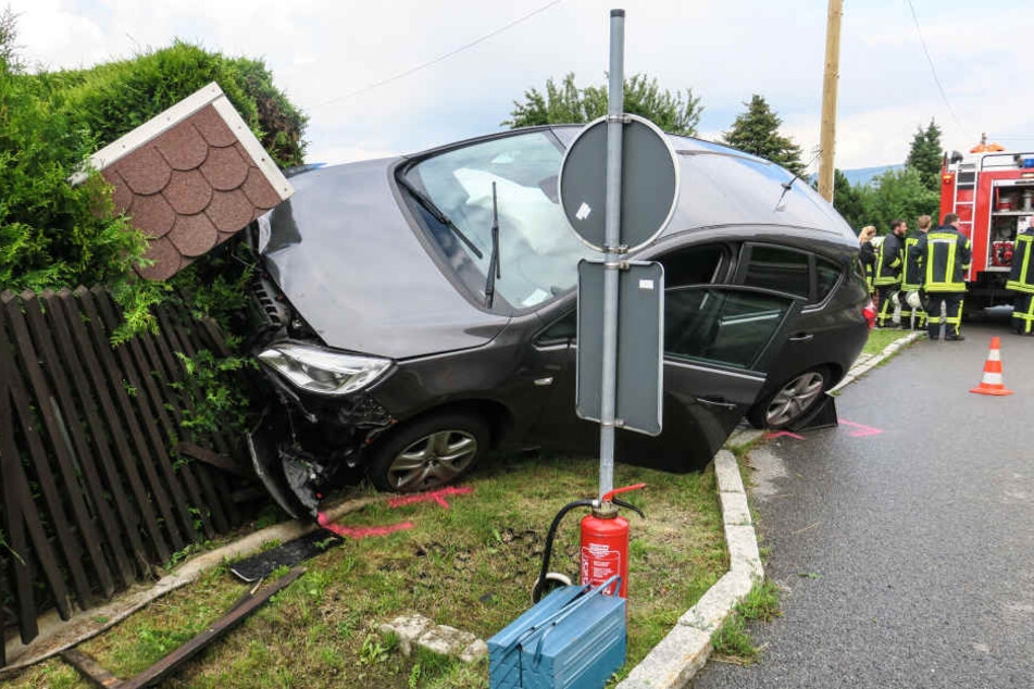 Der Opel krachte in einen Gartenzaun.